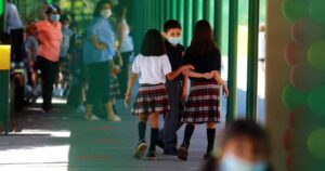 Cerca de 3,6 millones de escolares retoman las clases este lunes