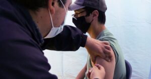 Covid: Chile supera a Israel y es el país que más rápido vacuna a la población