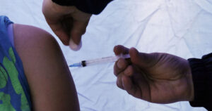 ¿Cuáles son las claves detrás de la vacunación masiva en Chile?