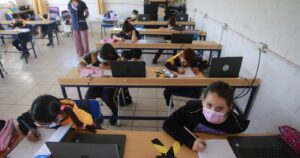 Mineduc reafirma que no habrá suspensión de clases ante cuarentenas y alza de casos