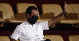 Notifican a ex diputado Hugo Gutiérrez: documento fue recibido por conserje