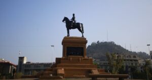 Piñera se compromete a reponer estatua de Baquedano finalizada su restauración
