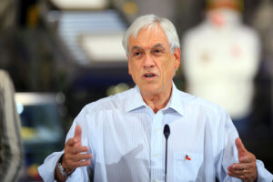 Piñera arremete contra parlamentarios que tienen 