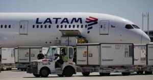 Llegó a Chile cargamento con 2 millones de vacunas de Sinovac