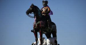 VIDEO | Mujeres manifestantes enfrentan a encapuchados que intentaban derribar estatua de Baquedano