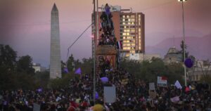 Carabineros dispersa manifestación tras nuevo intento de quema de estatua de Baquedano