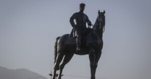 Bancada UDI retirará respaldo a ministra de Culturas si monumento de Baquedano es reubicado