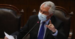 Ministro Paris responde a 