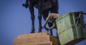 CDE pide arresto domiciliario de imputado por daño a estatua de Baquedano