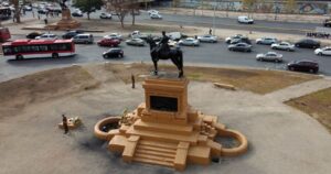 Senadores de oposición piden reemplazar estatua de Baquedano por una de Gabriela Mistral