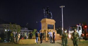 Inician obras de remoción de estatua de general Baquedano