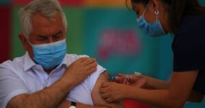 VIDEO - Con camisa de manga corta: Paris recibió la segunda dosis de la vacuna contra el COVID-19