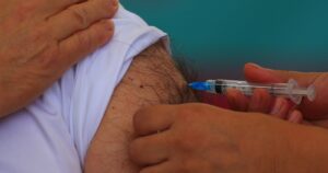 Minsal informa que vacunados contra Covid-19 rozan las 5 millones de personas