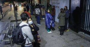 Apoderados hicieron fila en el Instituto Nacional por histórica admisión de mujeres