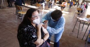 Los hitos que permitieron que Chile alcanzara los 5 millones de vacunados contra el COVID-19