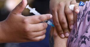 Profesora porteña acusa reacción alérgica a vacuna Pfizer: sufrió vasculitis