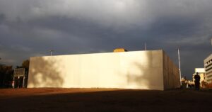 3,5 metros de altura y 12 toneladas de peso: finaliza instalación de muralla de acero en Plaza Baquedano