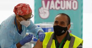OMS: Chile demuestra que vacunación no sustituye la prevención  