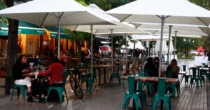 Certificados de vacunación para entrar a bares: la polémica medida que evalúa el Reino Unido