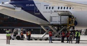 Llegó a Chile nuevo cargamento con 2 millones de vacunas de Sinovac