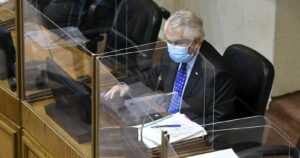 VIDEO - El incómodo momento entre Enrique Paris e Izkia Siches en el Senado