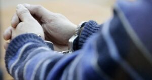 Asaltó a trabajadora de delivery en Maipú: lo entregó su madre a la policía