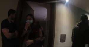 Fiesta clandestina en Las Condes: detenido intentó huir por el balcón