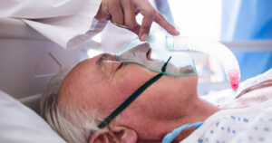 Estudio de IPSUSS muestra que vacunación en adultos mayores ha disminuido la necesidad de hospitalización UCI