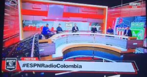 VIDEO - Panelista de ESPN Colombia fue aplastado por una pantalla gigante