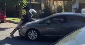VIDEOS - Conductor furioso atropelló a guardia municipal en Providencia