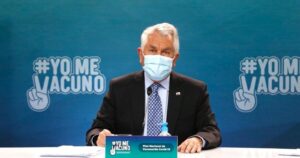 Ministro Paris rechazó exigencia de documentos a personas con VIH para recibir la vacuna