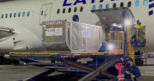 Llegó a Chile cargamento con más de 150 mil dosis de la vacuna de Pfizer