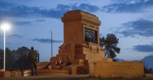 FOTOS - Así amaneció Plaza Baquedano sin la estatua del general