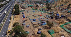 Carabineros realiza masivo desalojo de toma en cerro de Renca