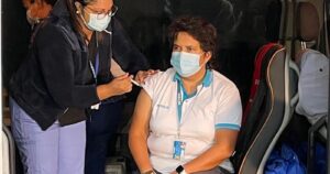 Inician la vacunación contra el COVID-19 para los trabajadores del transporte público