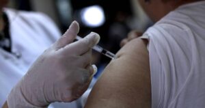 Investigan presunta venta de vacunas COVID-19 vía WhatsApp a $15 mil