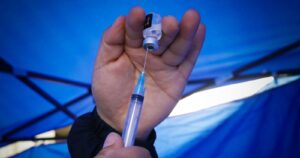 Gobierno incluirá a madres en periodo de lactancia en plan de vacunación