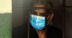 Ex presidenta de Bolivia Jeanine Áñez se descompensa en prisión y piden una revisión médica externa