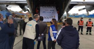 Mecanismo de vacunas COVAX llega a más de 100 países en su primera entrega