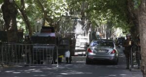 Persecución, disparos y detenidos: el tenso día en perímetro de acceso a la casa de Piñera