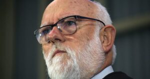 Cardenal Aós fue hospitalizado preventivamente tras contagio por COVID-19