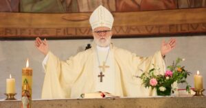 Cardenal Celestino Aós fue dado de alta tras su contagio con COVID-19