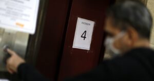 Las Condes: trabajador muere aplastado por ascensor al que le hacía mantenimiento