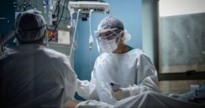 COVID-19: internados en UCI menores de 39 años superaron a los mayores de 70