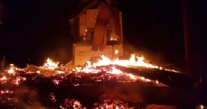 Casa de ex juez fue destruida por ataque incendiario en Cañete