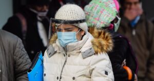 Perú impone uso de escudo facial para realizar compras por alza en los contagios de coronavirus 