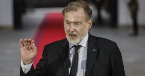 Embajador Bielsa elogia a Piñera por compra de vacunas: 