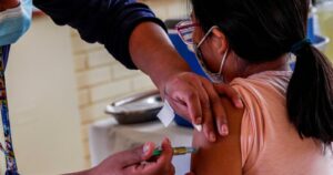 Universidad de Oxford suspende pruebas de vacuna de AstraZeneca en menores de edad