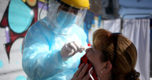 Alza de casos activos: ¿Por qué la vacunación masiva no se refleja aún en las cifras diarias de contagios?