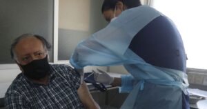 Minsal creará protocolo para que vacuna de AstraZeneca sea prioritaria en hombres